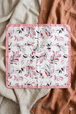 50x50 cm Pudra Pembe Yaprak Desenli Saten Bandana Fular | İpeksi Kare Fular