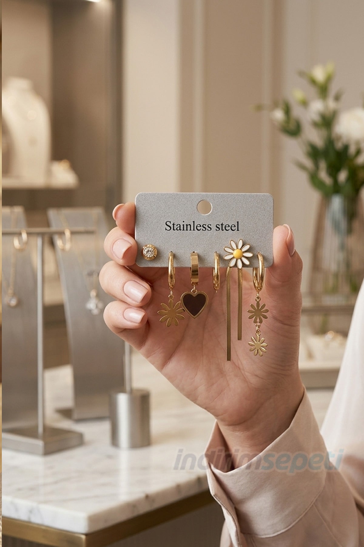 6'lı Papatya ve Kalp Detaylı Gold Çelik Küpe Seti