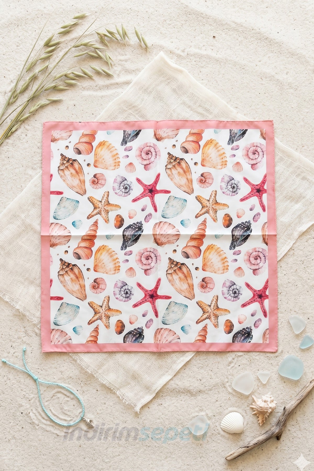 Deniz Kabuğu Desenli Saten Bandana 50x50 cm – Deniz Yıldızı ve Deniz Temalı Yazlık Fular