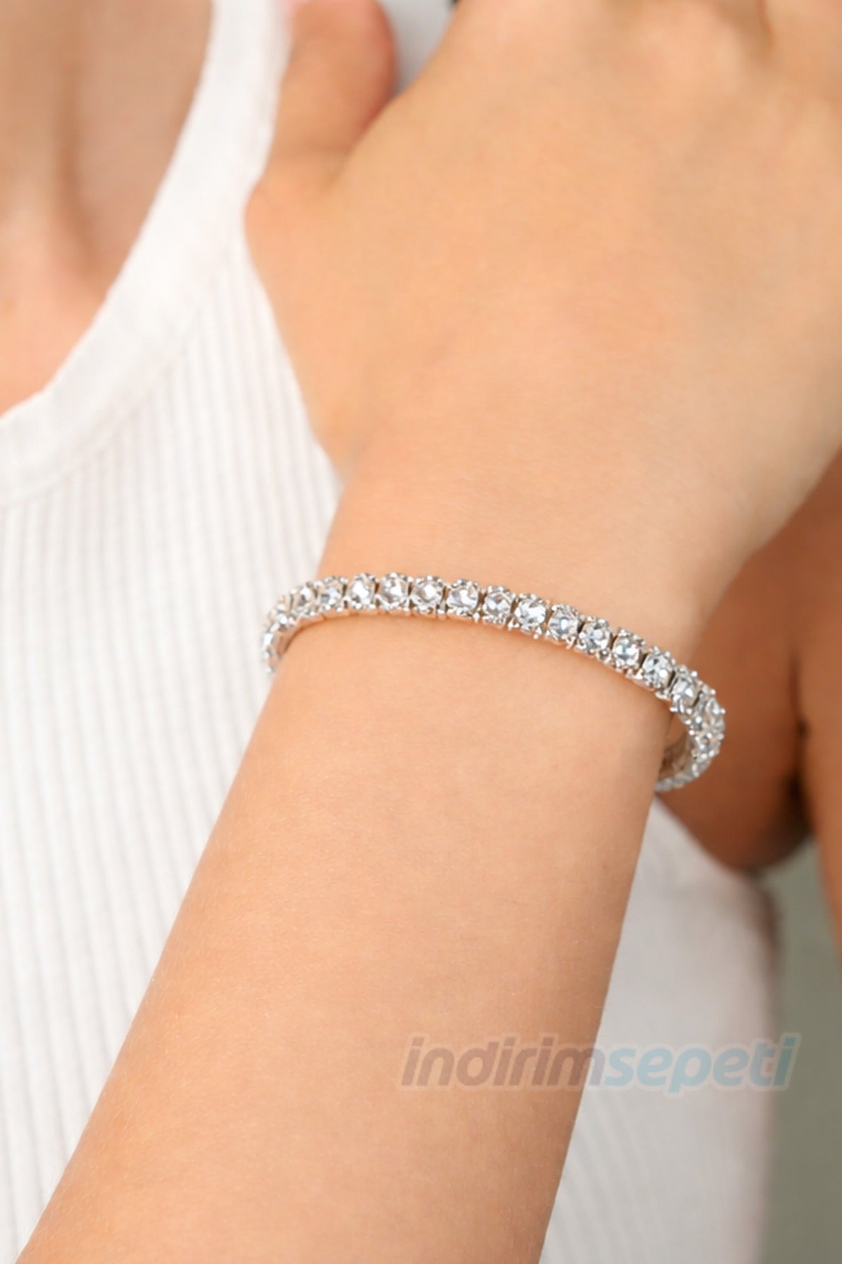 Tekli Zirkon Taşlı Su Yolu Bileklik – Lastikli Zarif ve Şık Kadın Bileklik Beyaz Gümüş Renk
