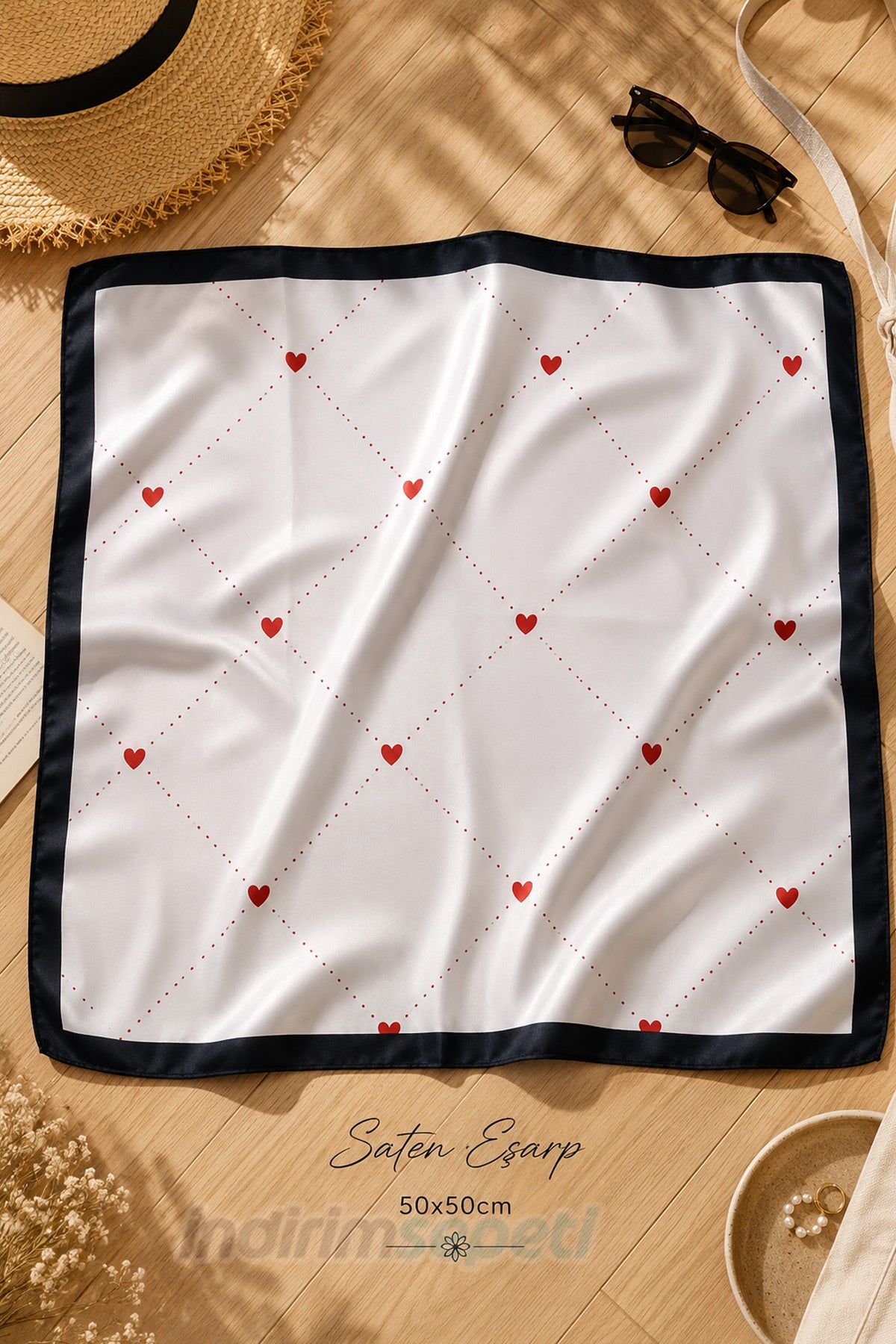 Kalp Desenli Beyaz Saten Bandana Fular 50x50 cm – Yazlık Şık Kadın Saç Bandanası