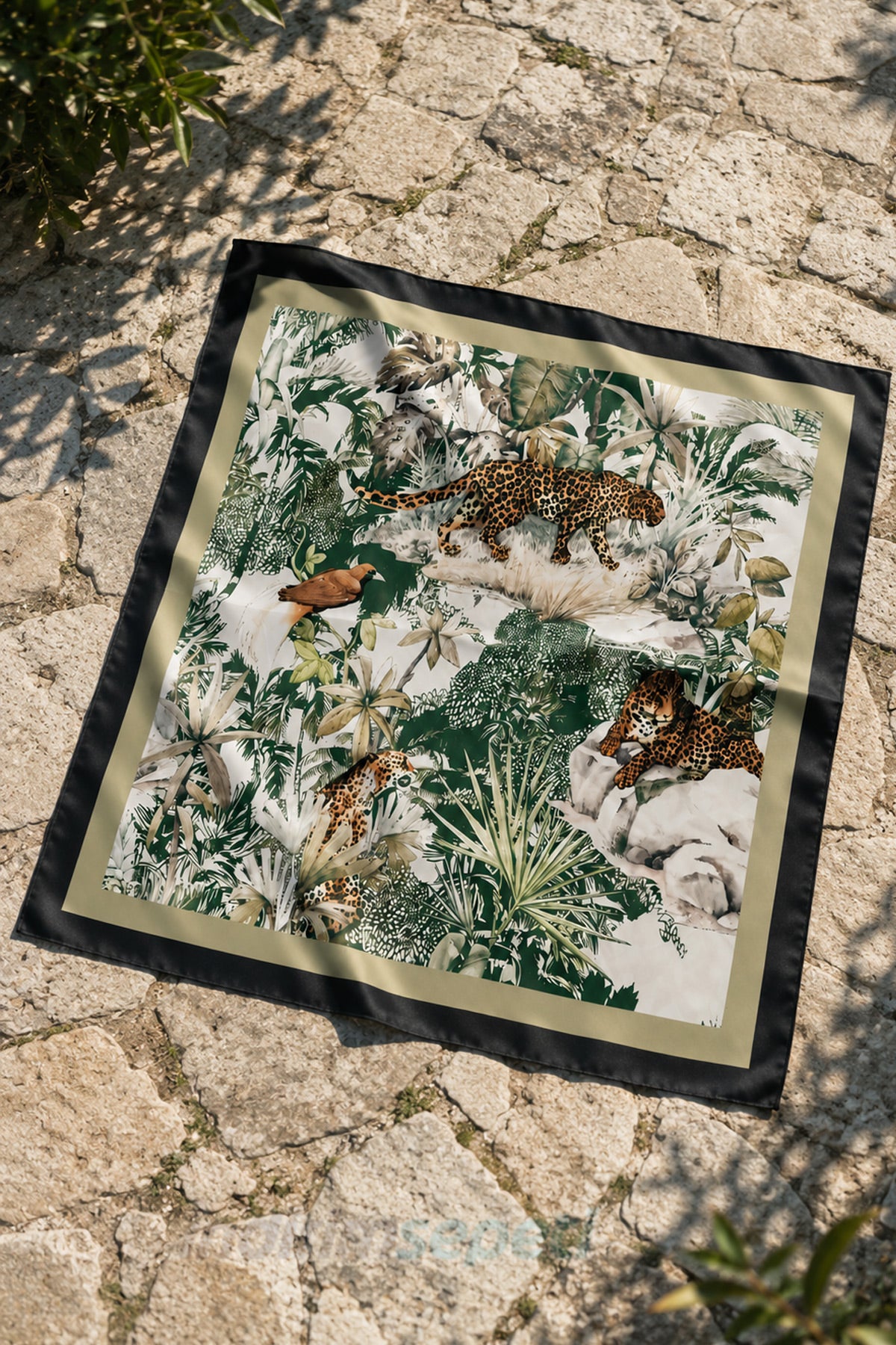 Leopar Desenli Tropikal Saten Bandana Fular 50x50 cm – Yazlık Şık Kadın Bandanası