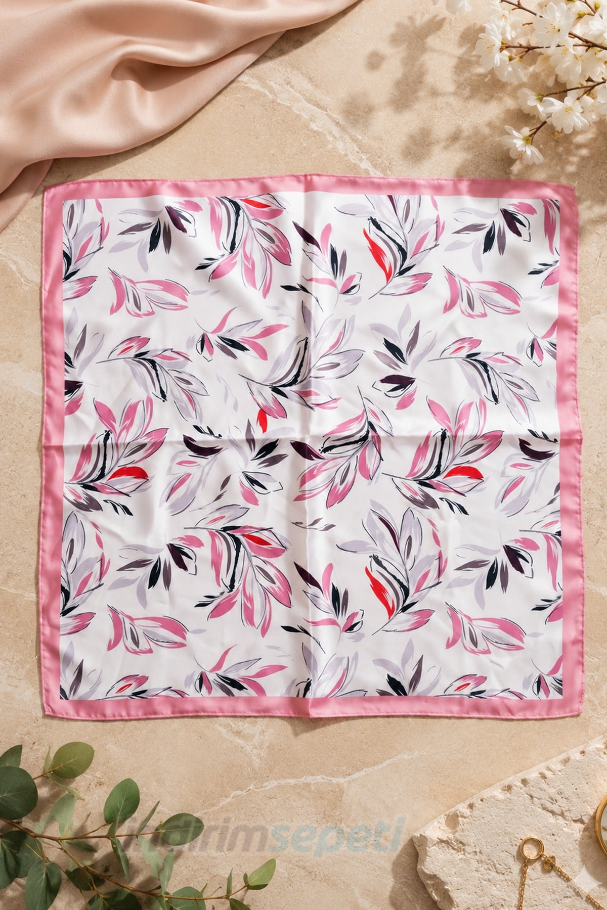 50x50 cm Pudra Pembe Yaprak Desenli Saten Bandana Fular | İpeksi Kare Fular