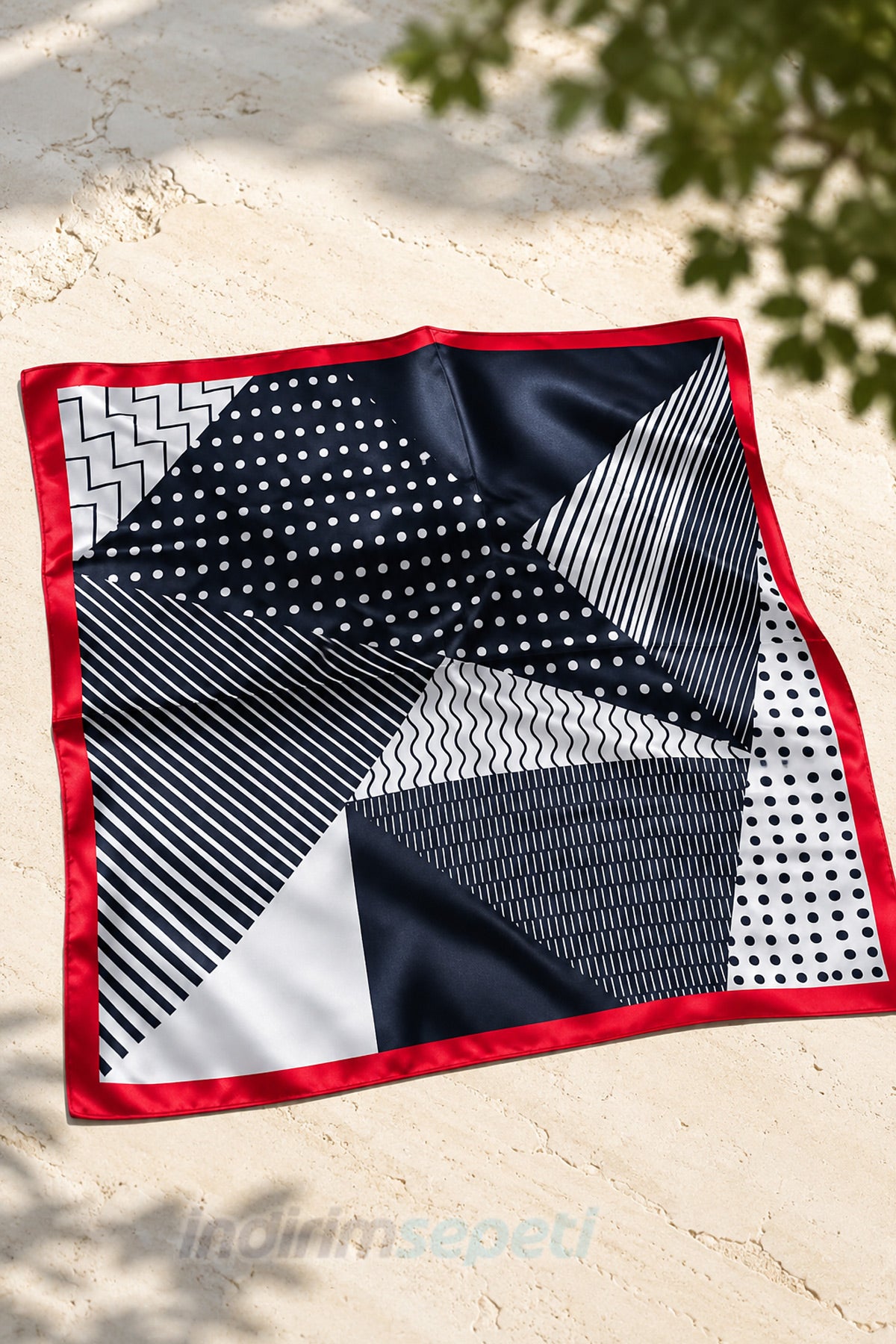 Siyah Beyaz Geometrik Desenli Saten Bandana 50x50 cm – Modern Kare Fula